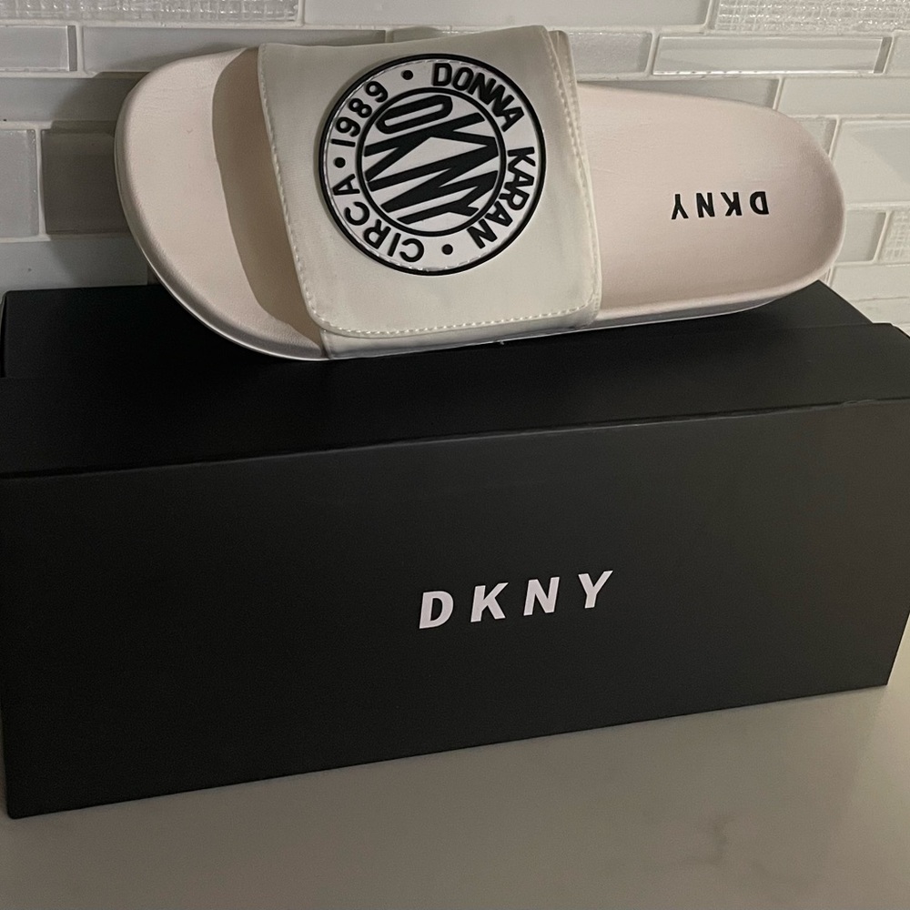 DKNY ZI-SINGLE BAND FLA